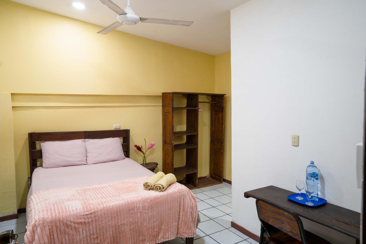 Downtown Quepos Central Hostel/Commercial Space