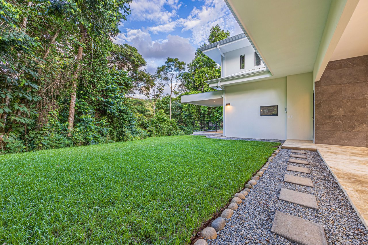 OUTSTANDING UVITA GEM, HIDDEN IN THE CANOPY WITH OCEAN AND MOUNTAIN VIEWS