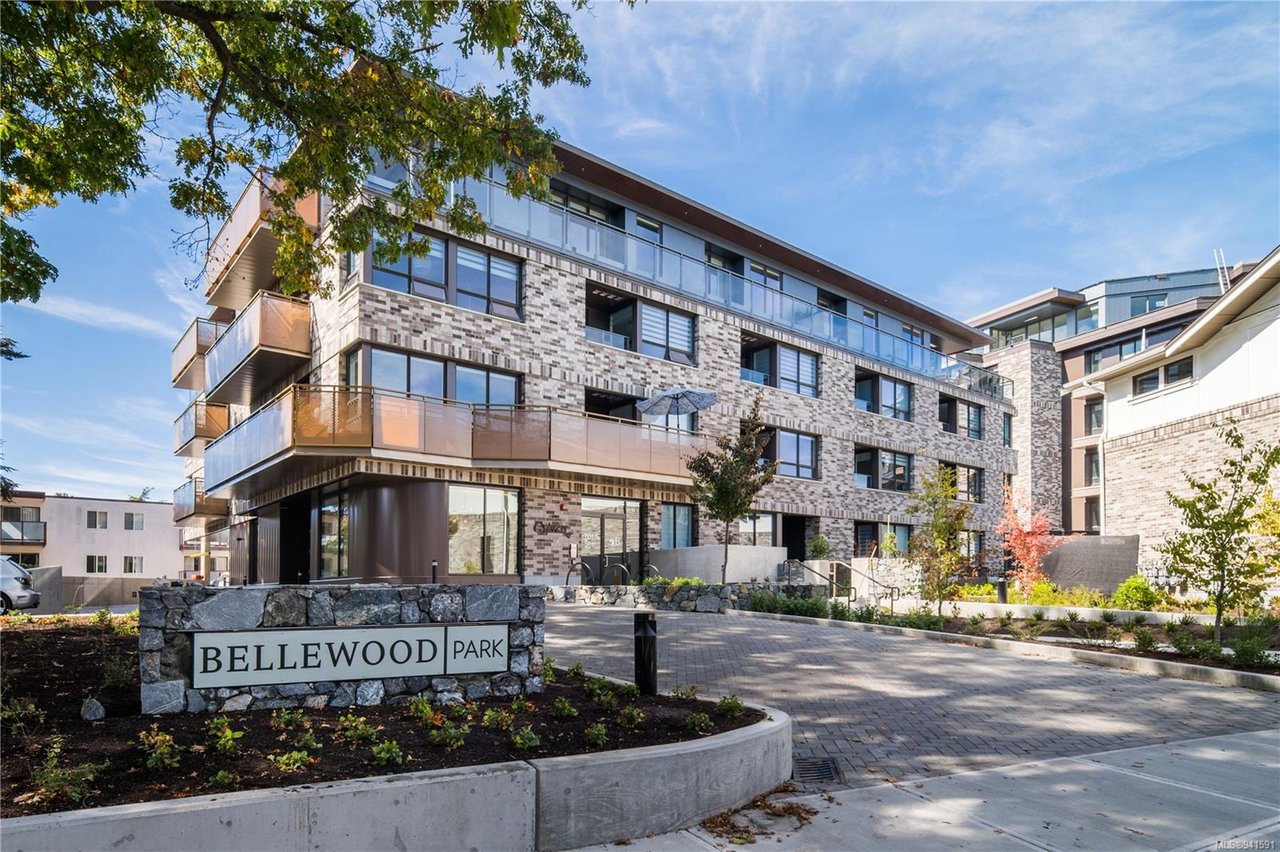 403-1018 Pentrelew Pl