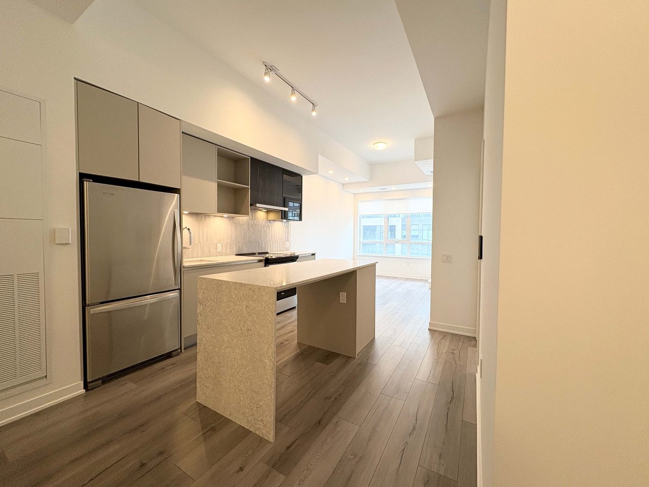 395 Dundas St W Unit: 223