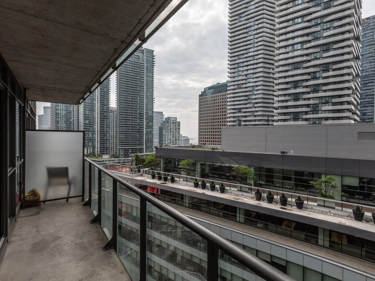 SOUTH SUITE IN MAPLE LEAF SQUARE