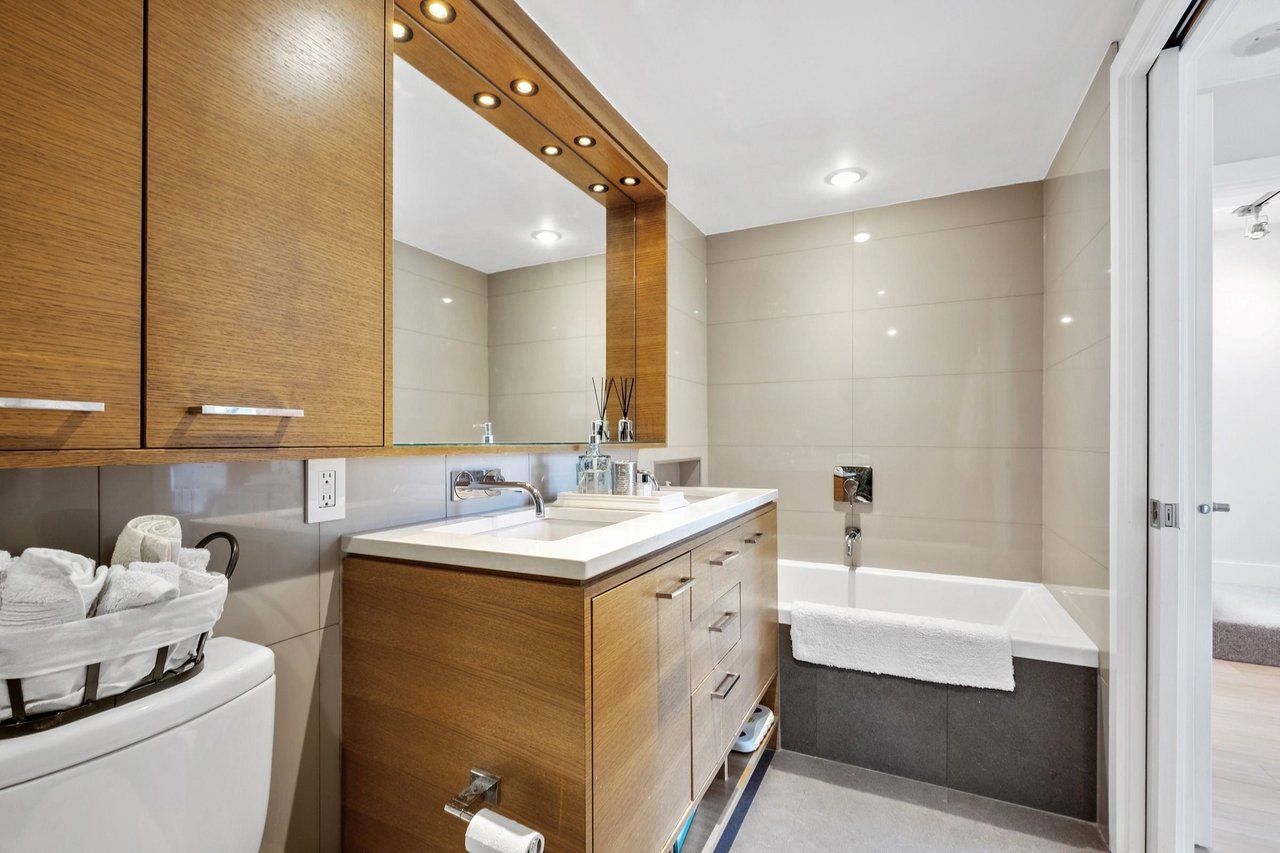 1566 W 8th Avenue, Vancouver