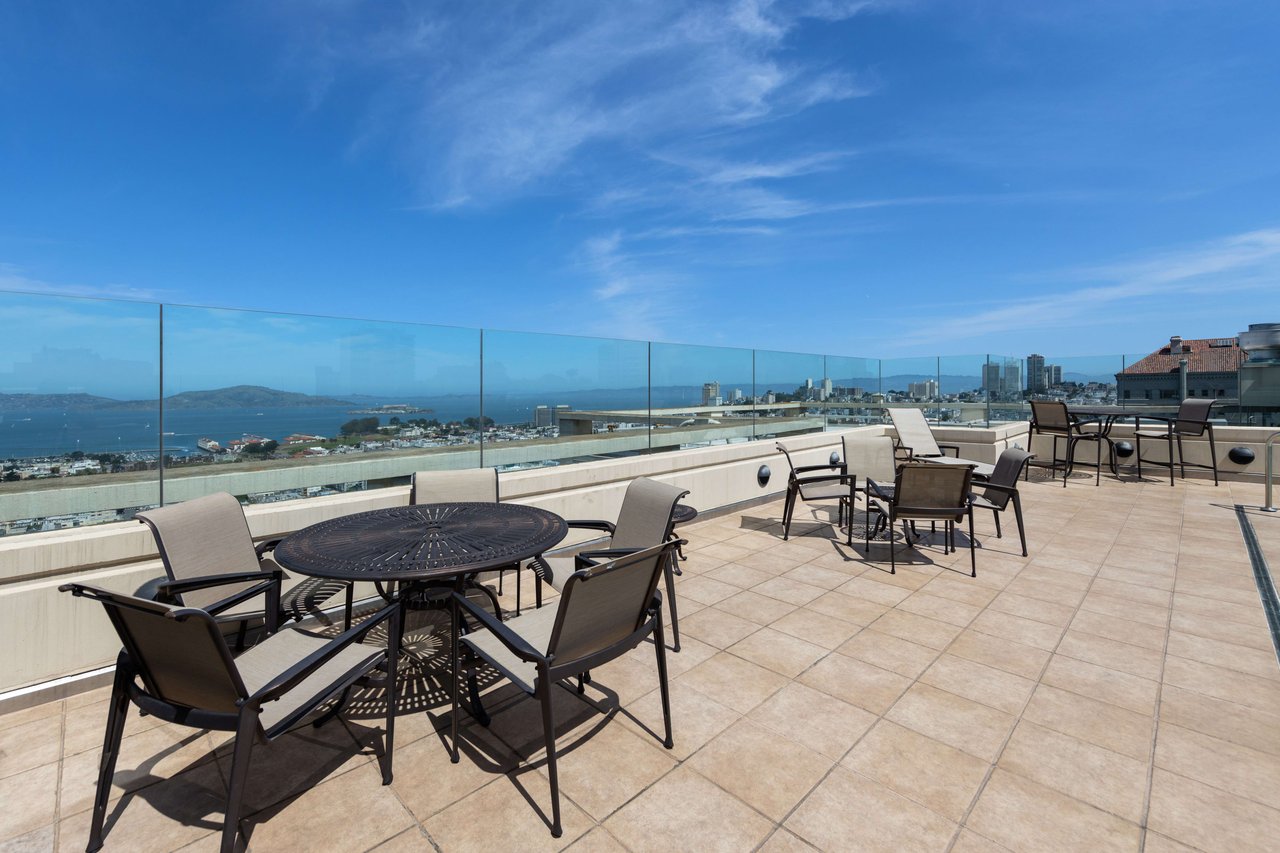 Just-Renovated Pacific Heights Condo With Southern Views