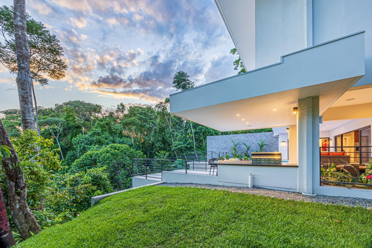 Outstanding Uvita Gem, Hidden in the Canopy with Ocean and Mountain Views