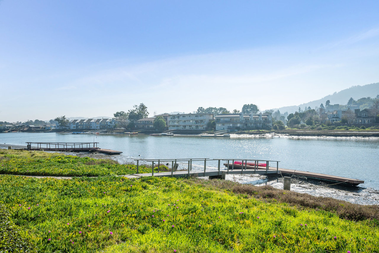 Stylish & Remodeled View Condo in Greenbrae