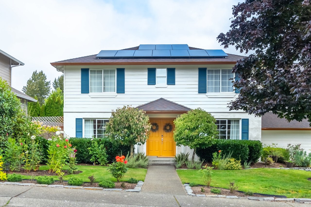 Beautifully Updated Colonial-Style Lynnwood Home