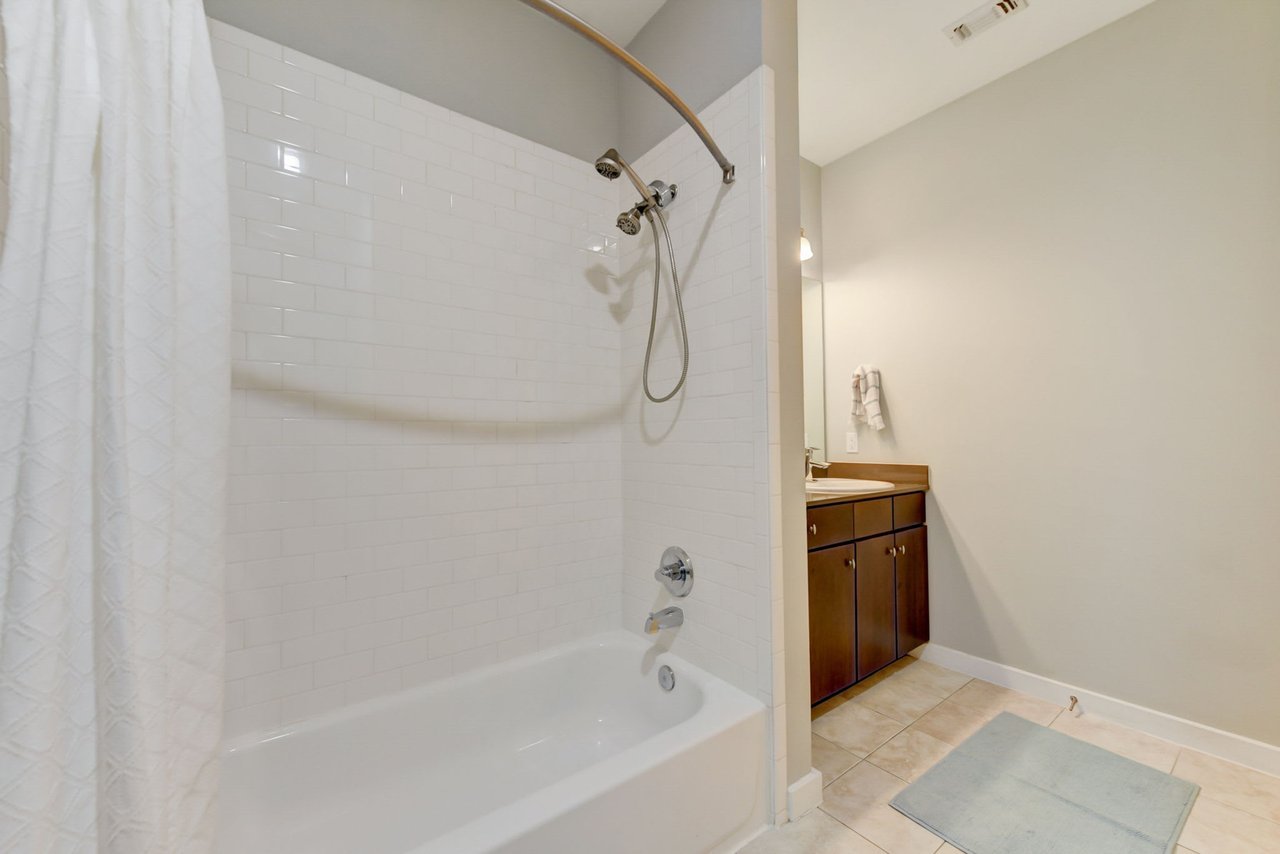 Modern 1/1 Condo in Vibrant South Austin for Lease!