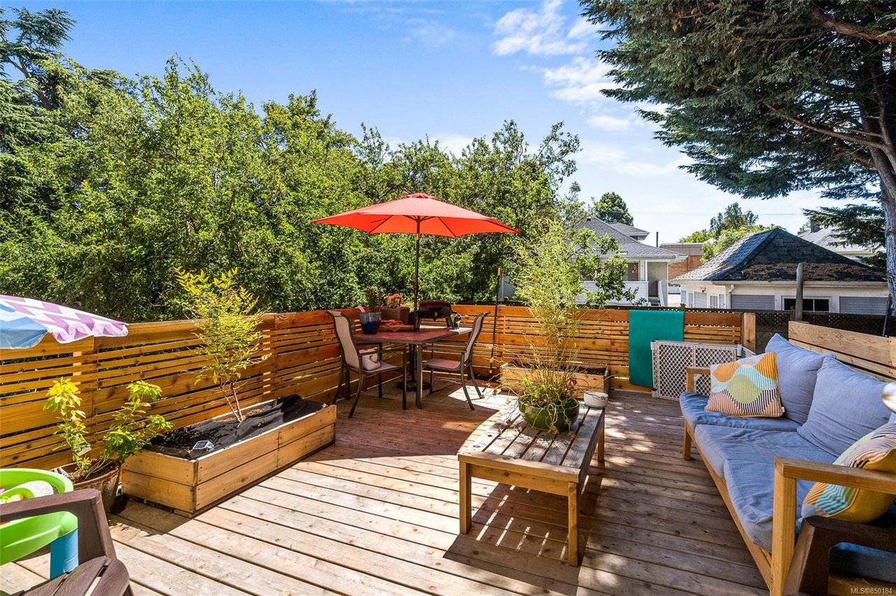 2-933 Empress Ave