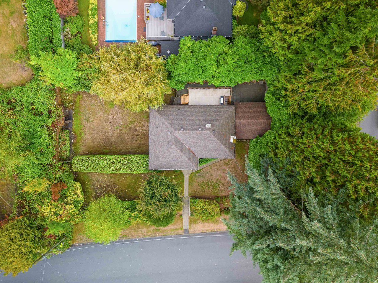 993 Friar Cres