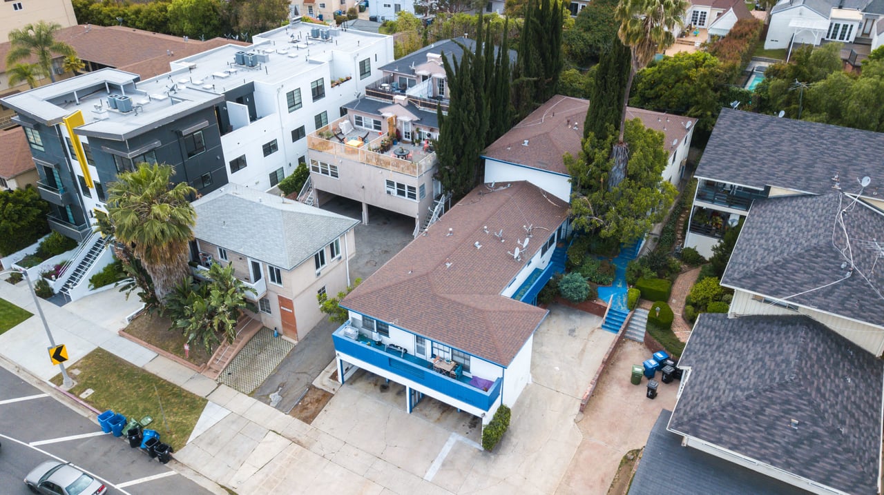 2121 S Beverly Glen