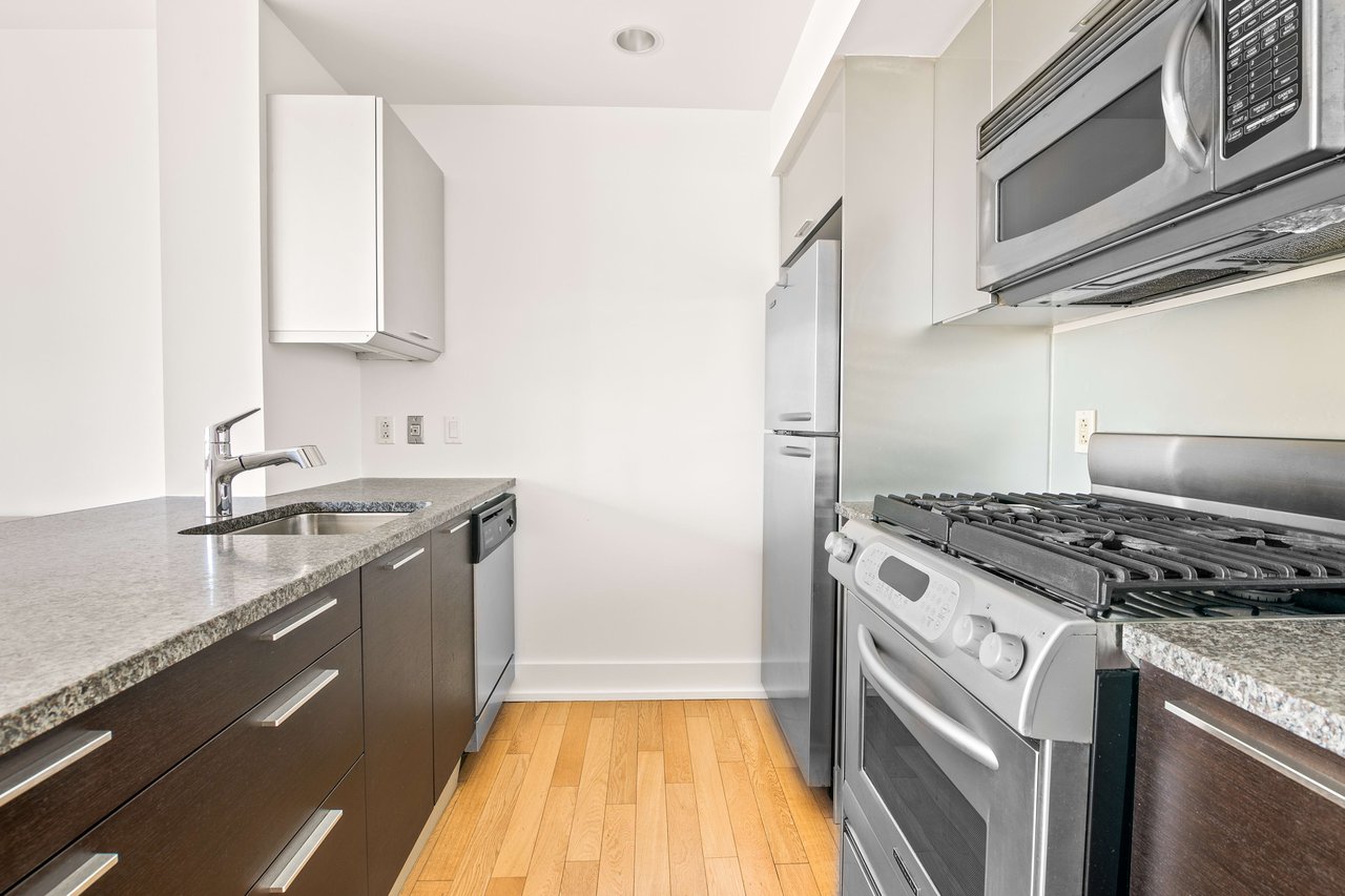 350 W 42nd St, Unit 17M