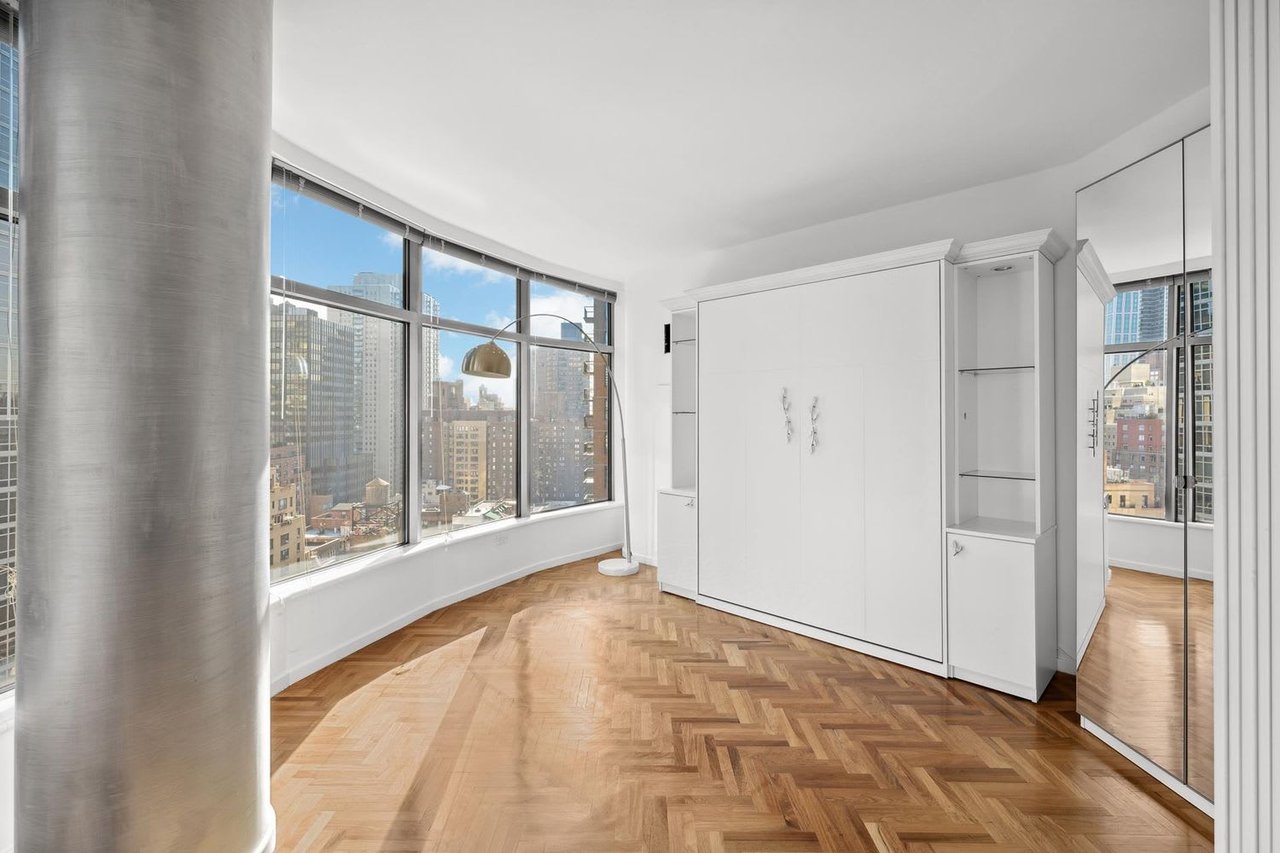 250 E 54th St, Unit 18C