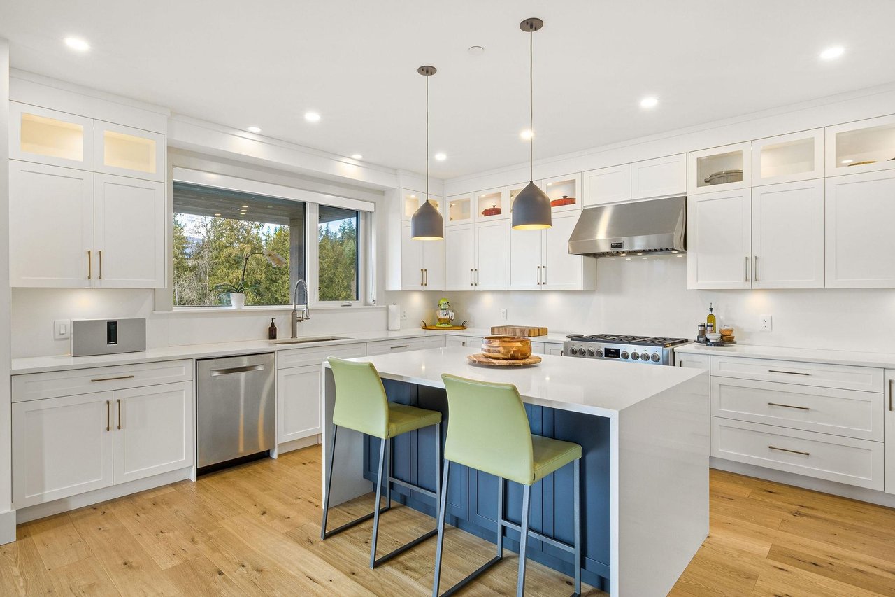 27-3385 Mamquam Rd