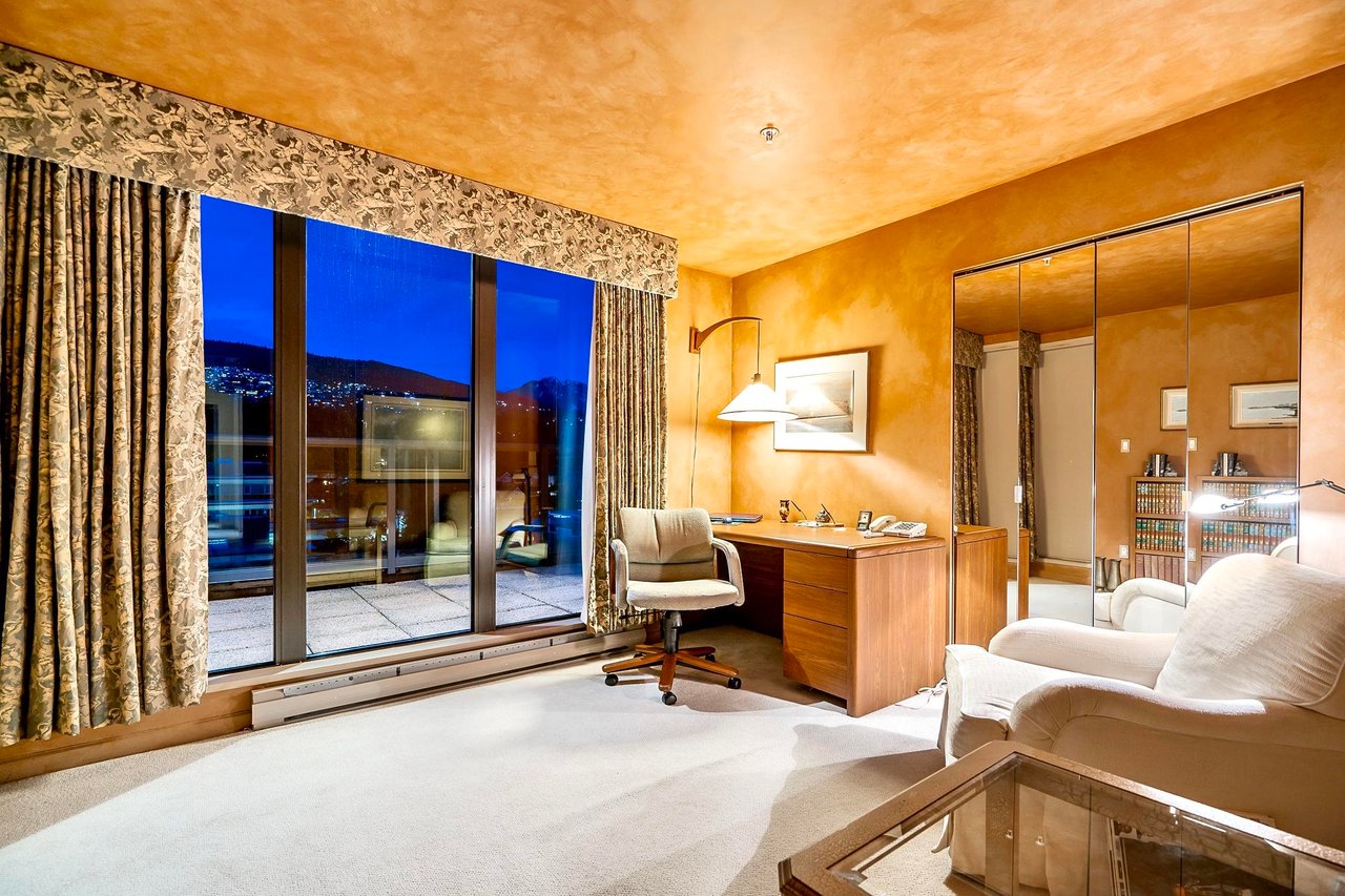 PH900-1689 Duchess Ave