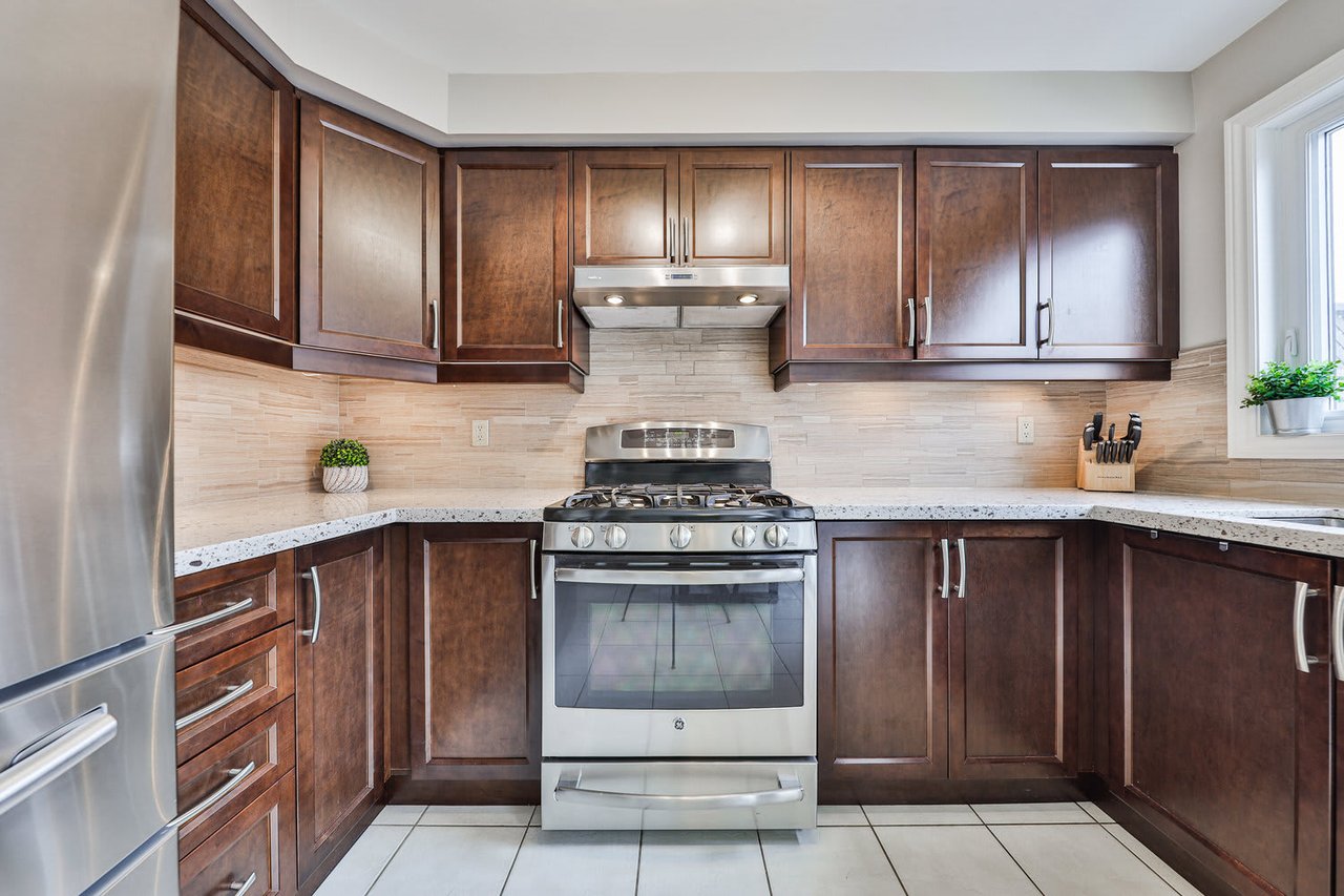 2582 FALKLAND Crescent, Oakville