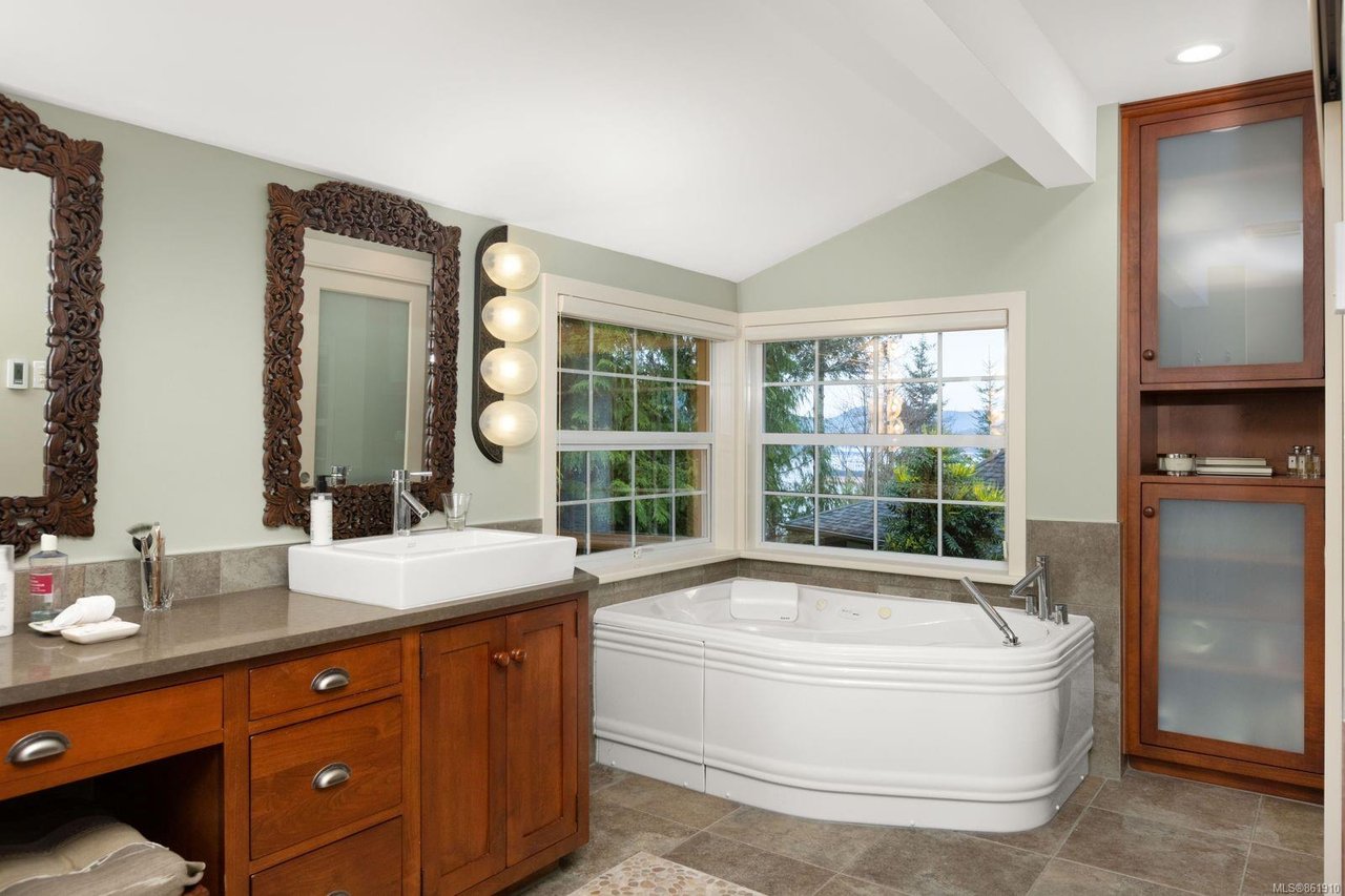 4349 Kingscote Rd, Cobble Hill