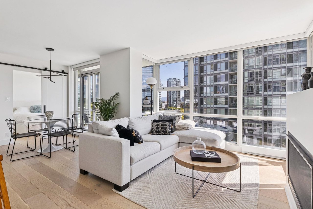 801-1077 Marinaside Cres