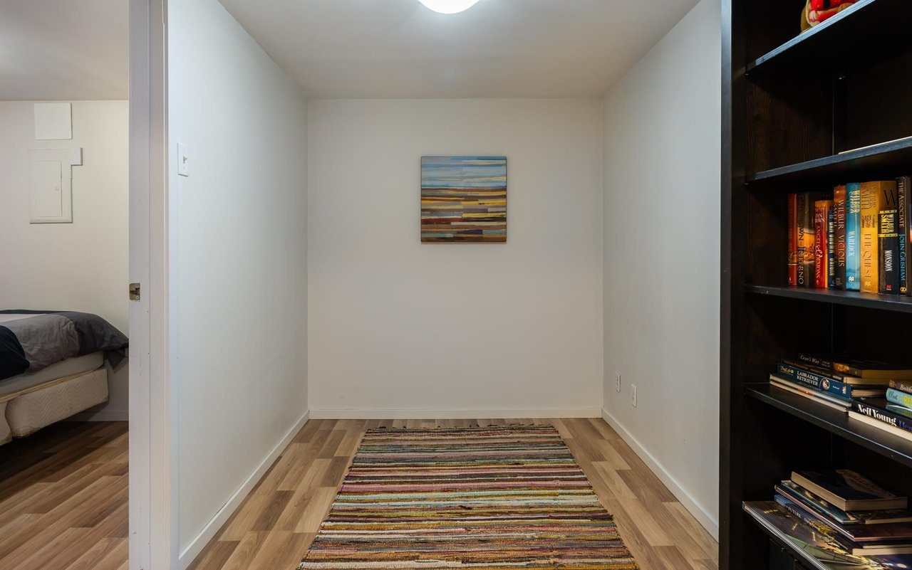 2060 Deep Cove Cres