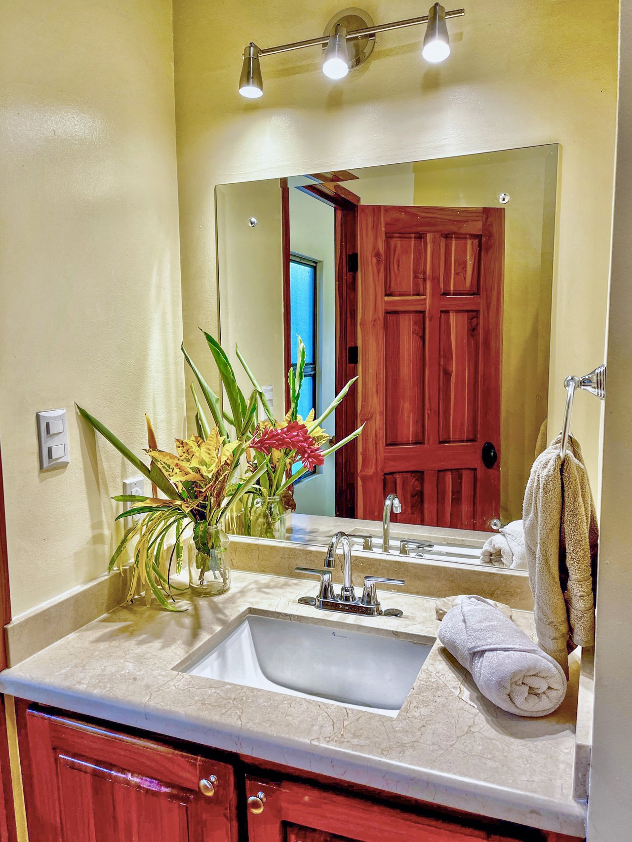 0.04 ACRES – 3 Bedroom Villa Just 2 Minutes Walking Distance To Dominical Beach!!!