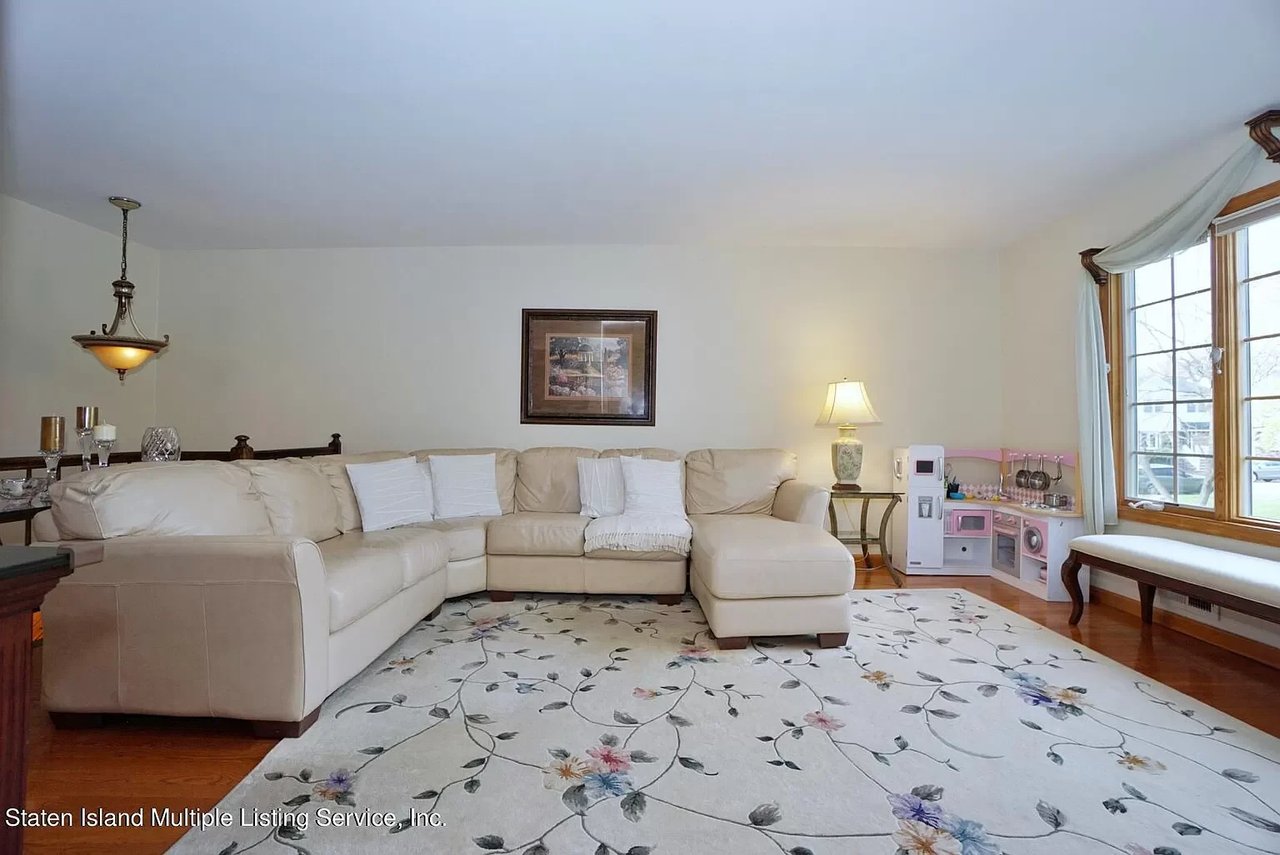 42 Rose Ln