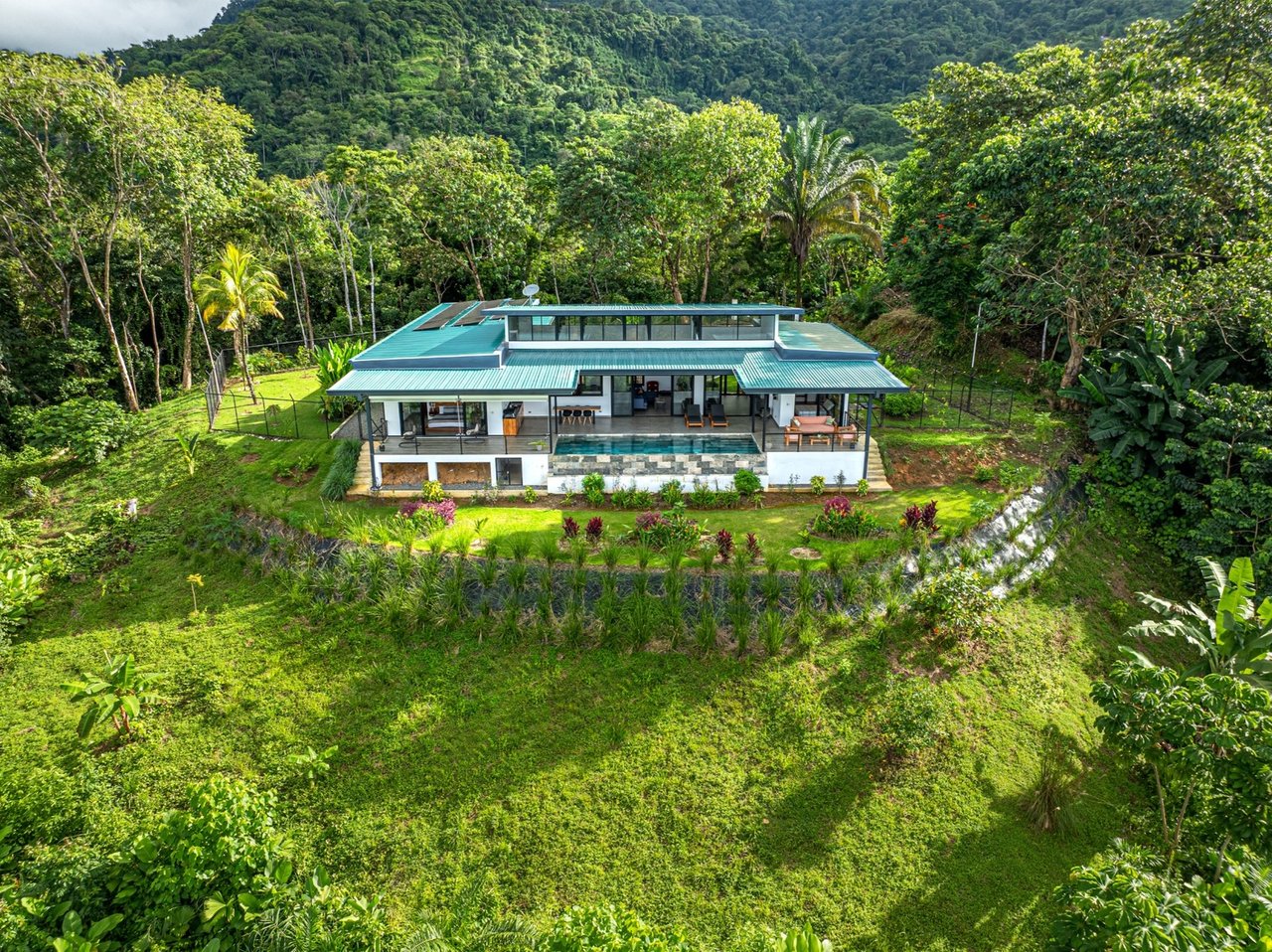 Solar Powered Infinity Pool Home, Ojochal, Puntarenas