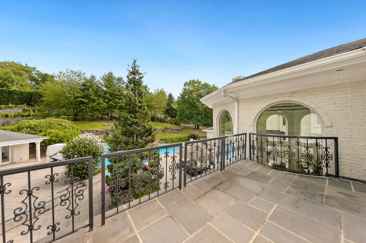 14 E Hill Ct, Cresskill