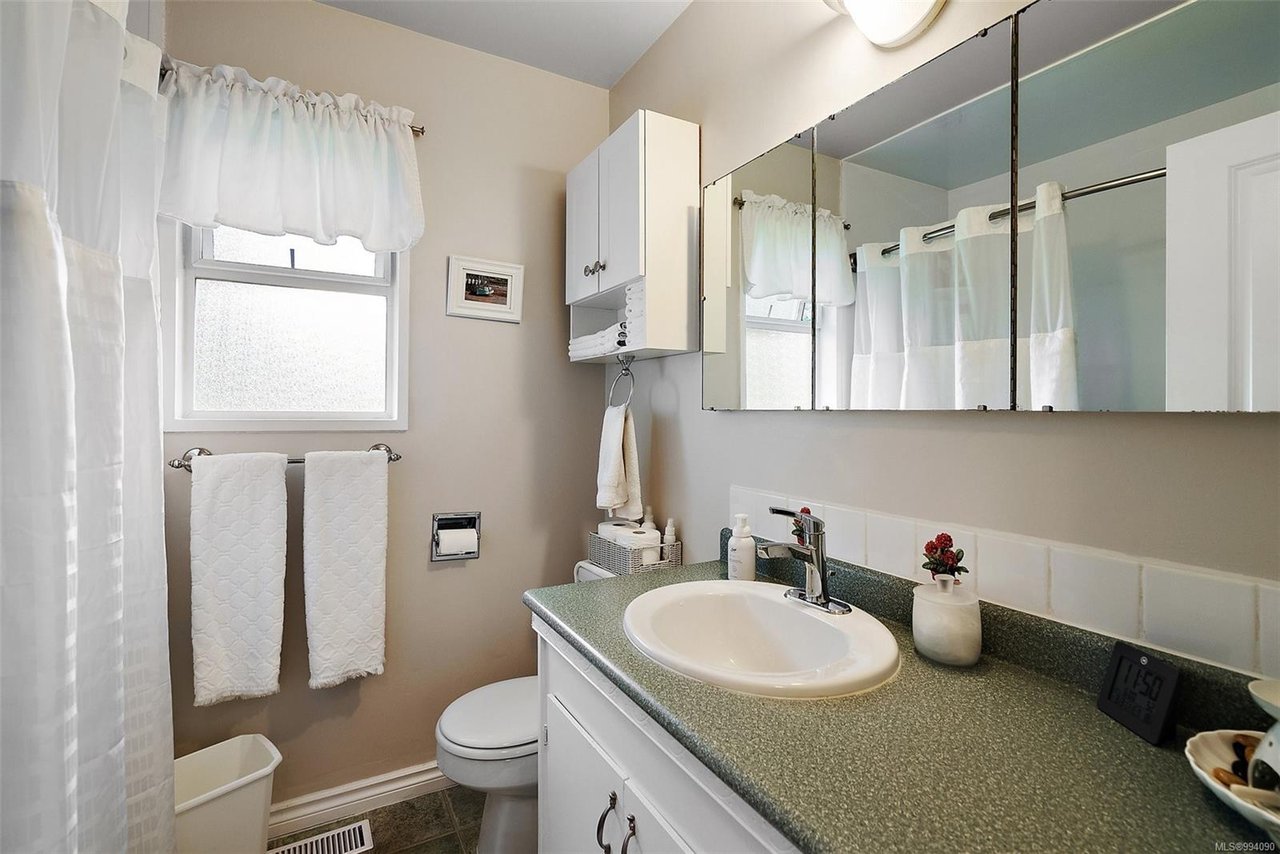 728 Porter Rd, Esquimalt