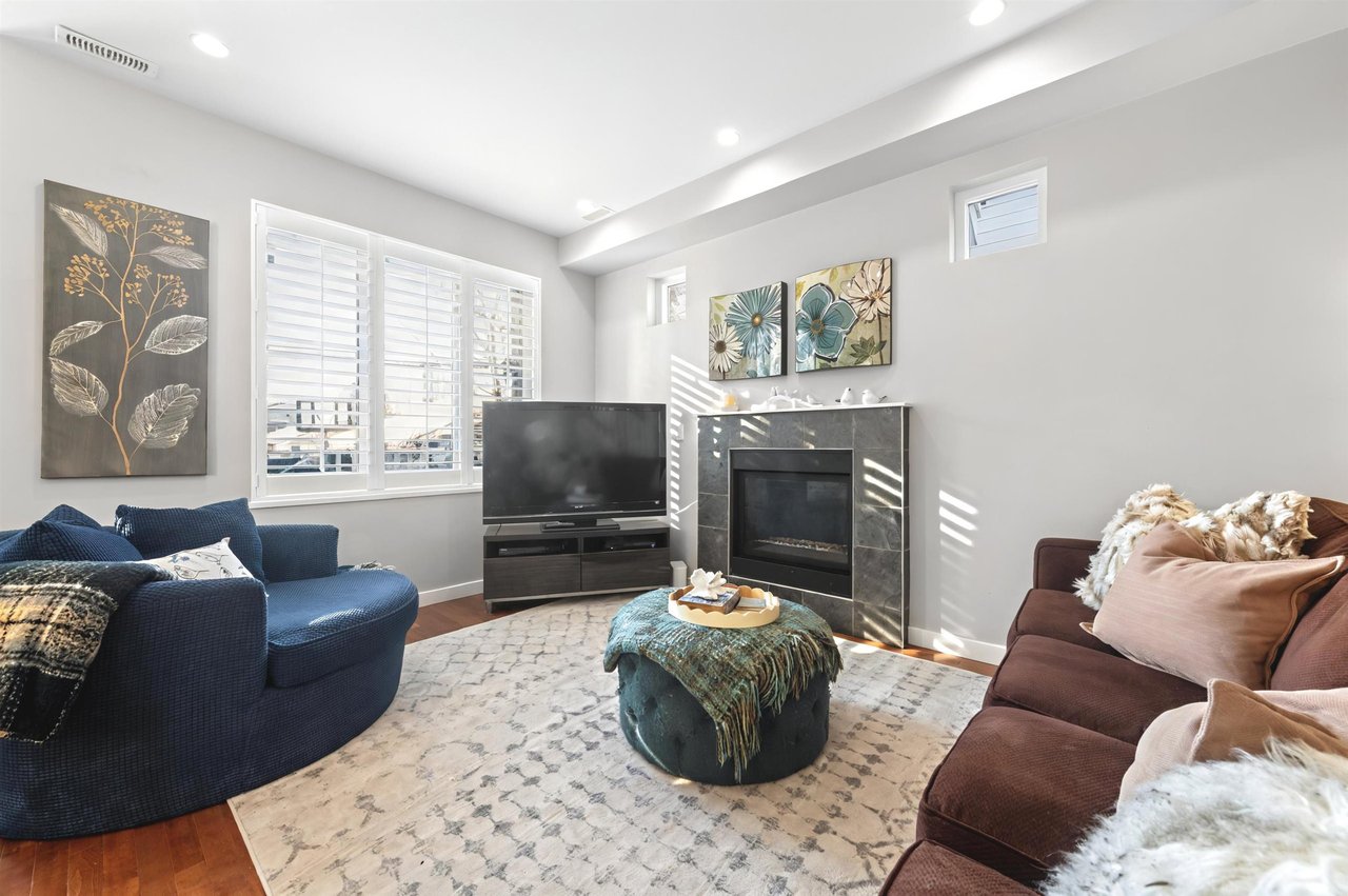 221 E 18th St