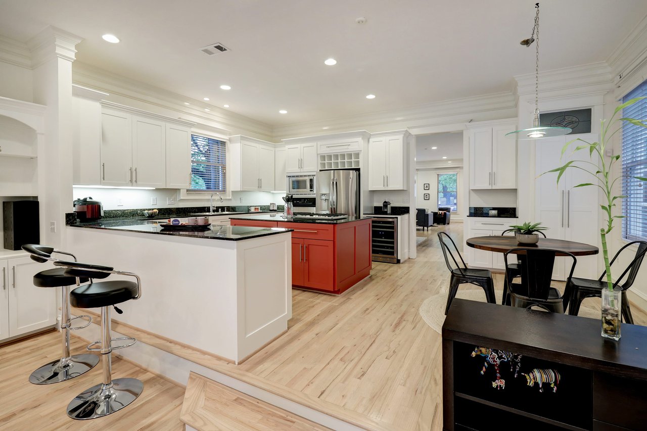 450 W 21st St