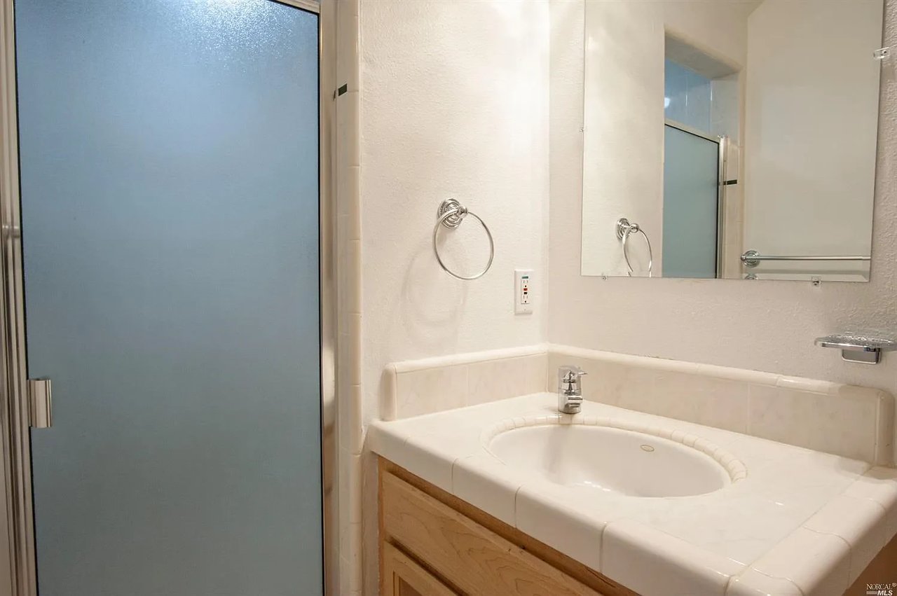 21 Baywood Ct