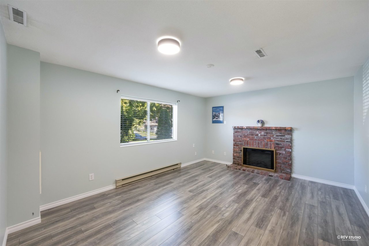 3162 Bute Cres