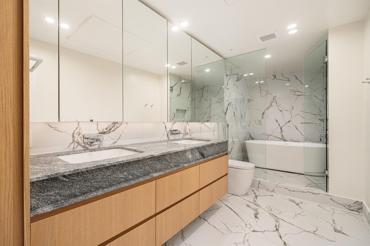 203-3668 W 10th Ave