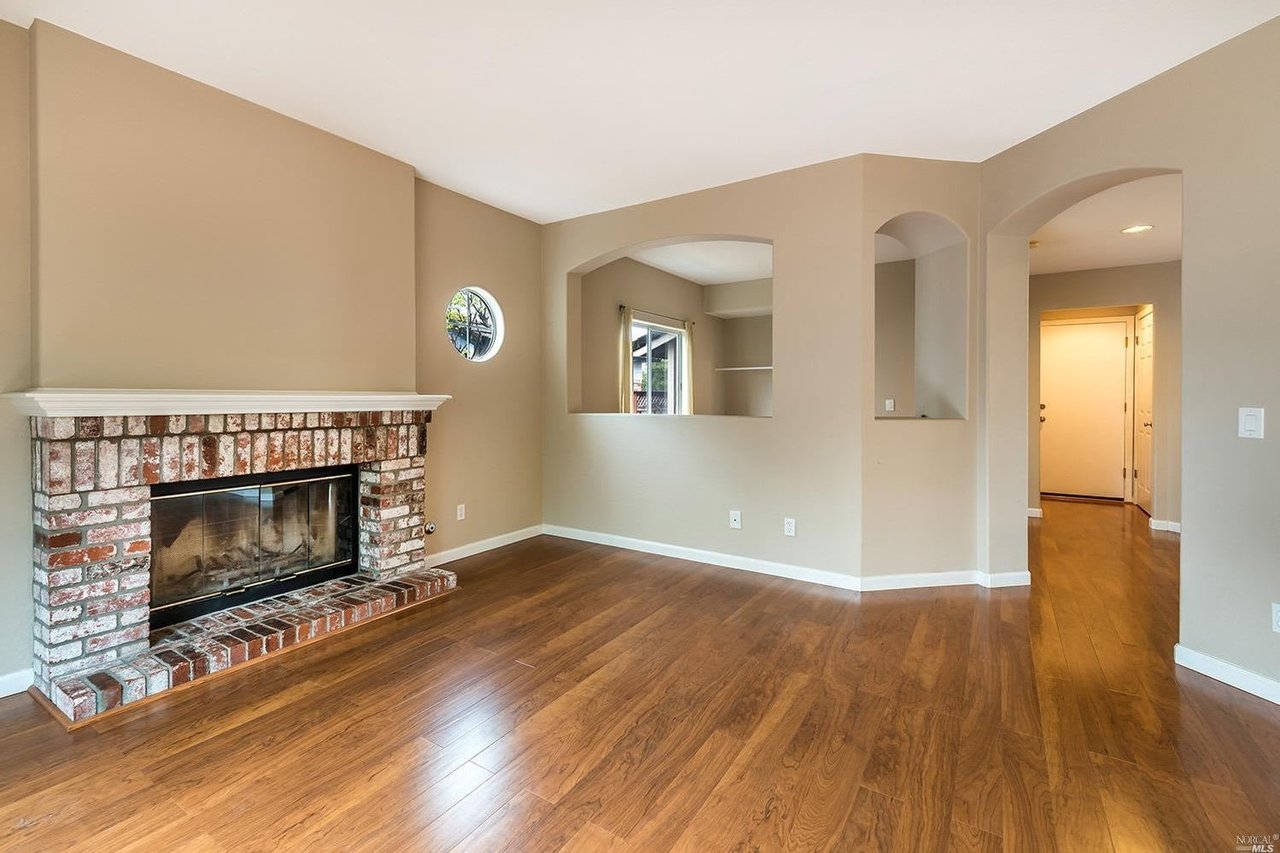 2093 Pinercrest Dr