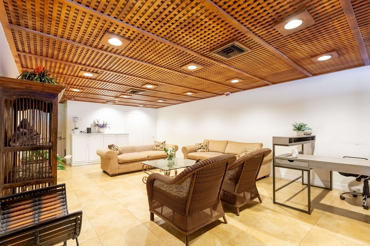 5415 Collins Ave #704 Miami Beach FL-33140