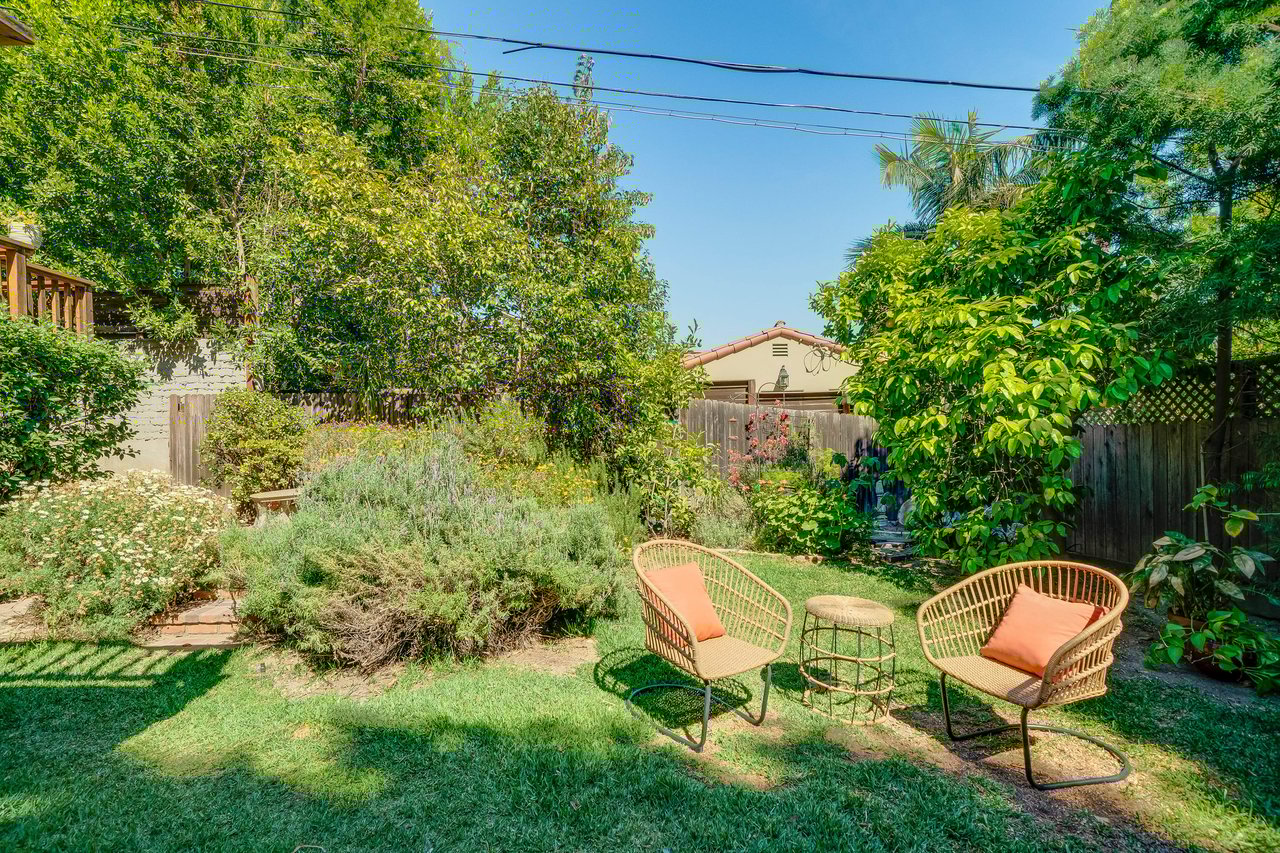 Hooray for the Hollywood Manor - sold $200K over asking