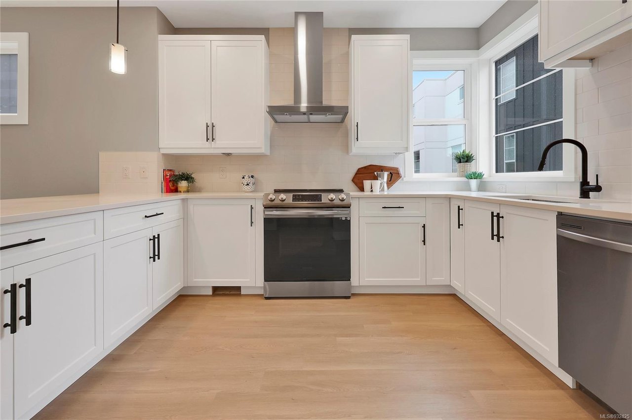 5-1048 Tillicum Rd, Esquimalt