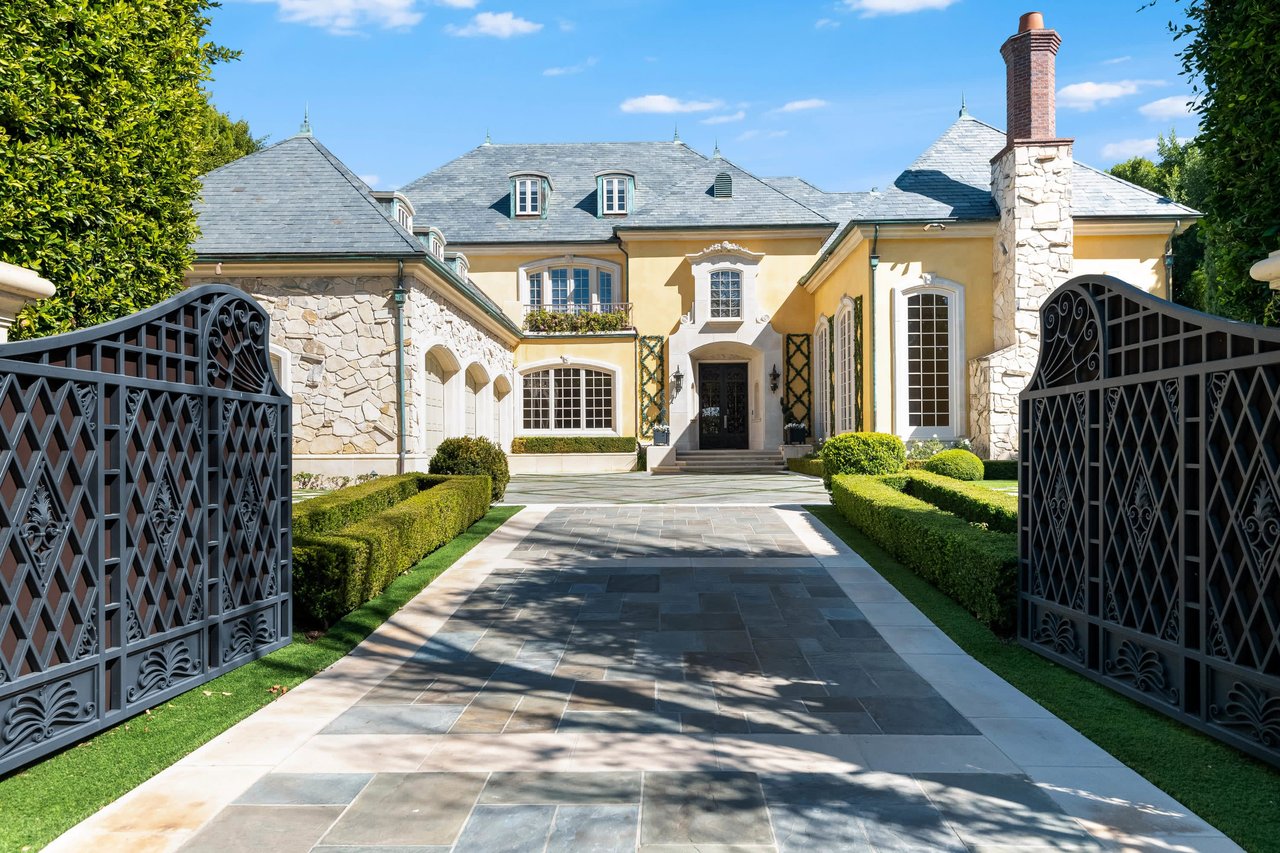 Grand Traditional Manor in Brentwood Park