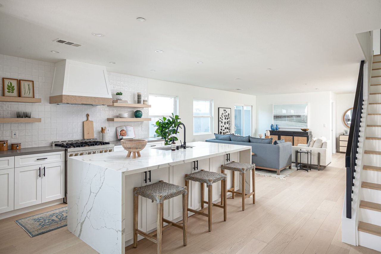 945 W Balboa Boulevard
