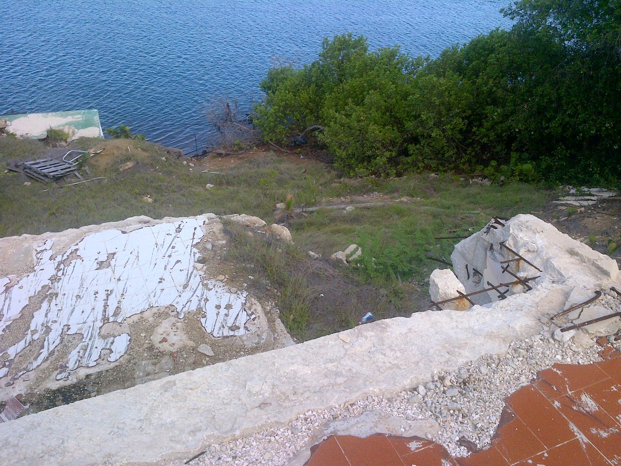 Rare waterfront peninsula land at Jan Sofat with Spanish Water access. Build your dream oasis on approx. 900 sqm lot. Approved 3-level house plan. 24/7 gated security. Seize the opportunity today! For Sale - SilverBell Realty Advisors - Curaçao