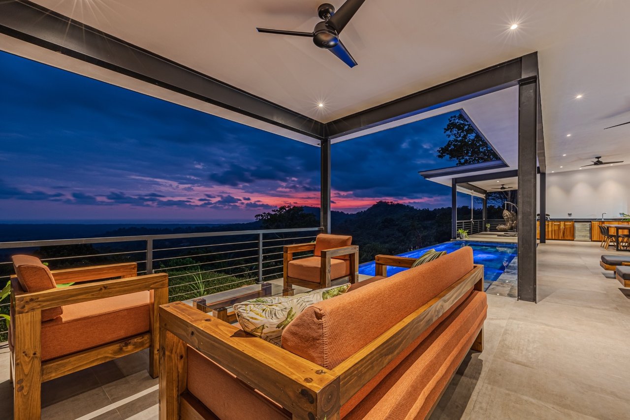 Solar Powered Infinity Pool Home, Ojochal, Puntarenas