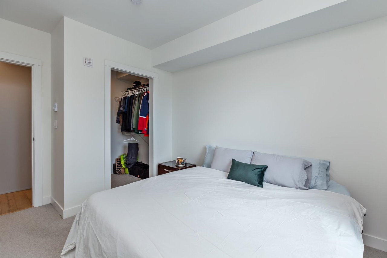 413-2493 Montrose Ave