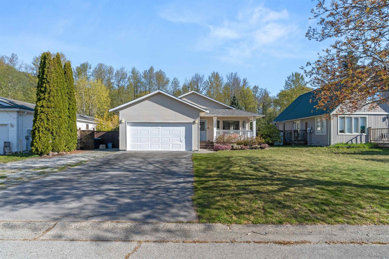 1050 Edgewater Cres
