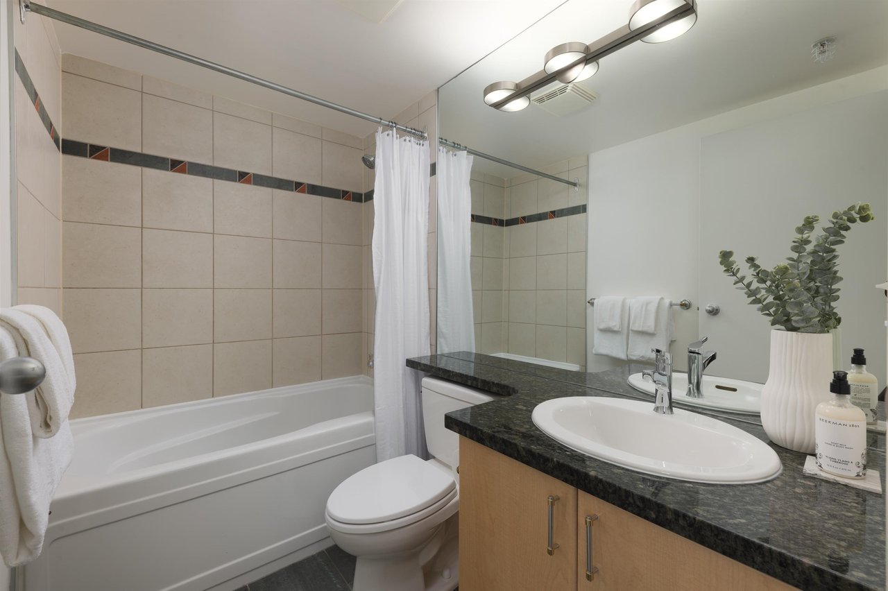 2106-1077 Marinaside Cres