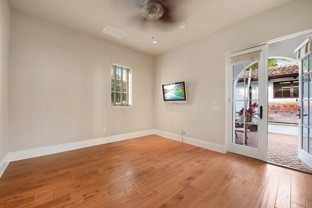 10838 Est Cortile CT