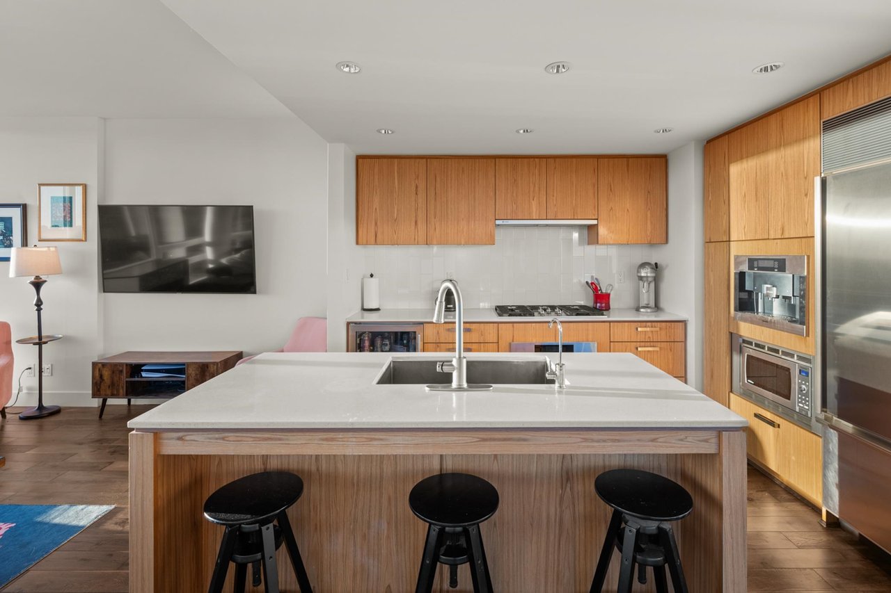 902-1675 W 8th Ave
