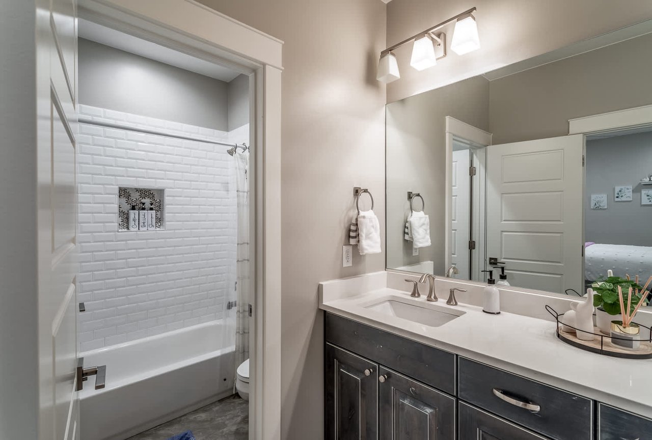 258 W Blue Quartz Dr
