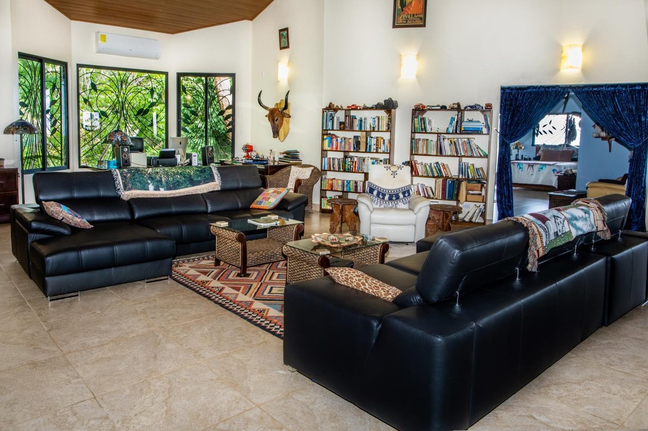 Incredible 7,000 Ft2 Ocean View Home With 200 Acre Reserve!