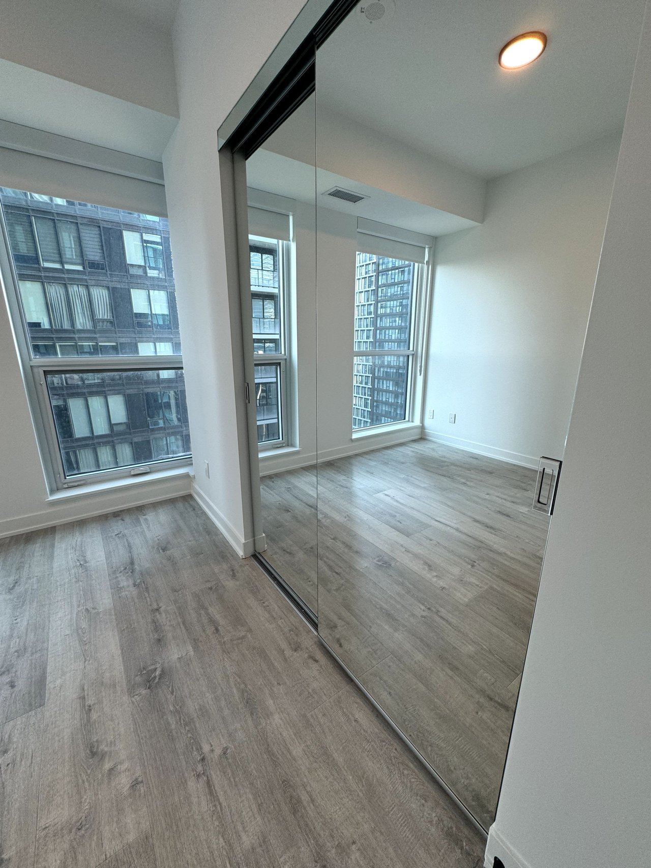  327 King St W Unit: 2105