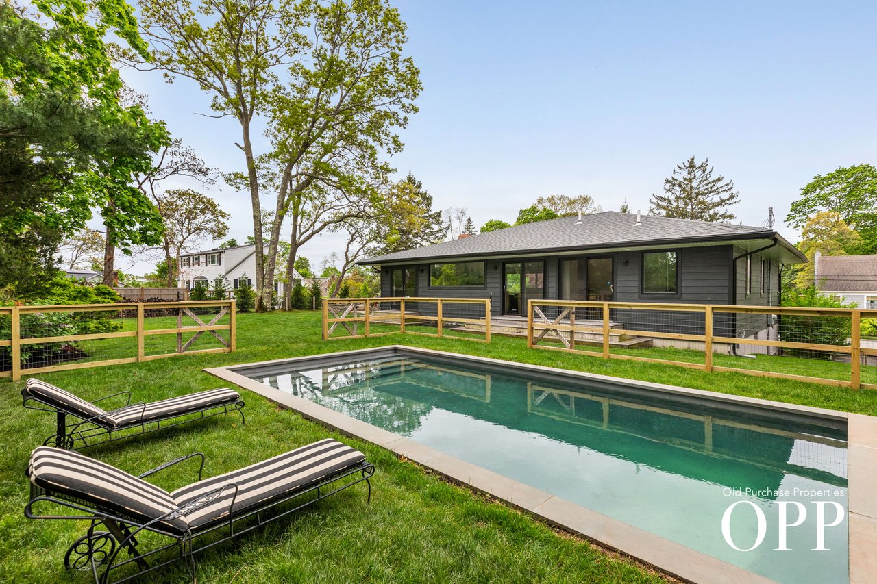 MID-CENTURY MODERN GEM IN THE HAMLET