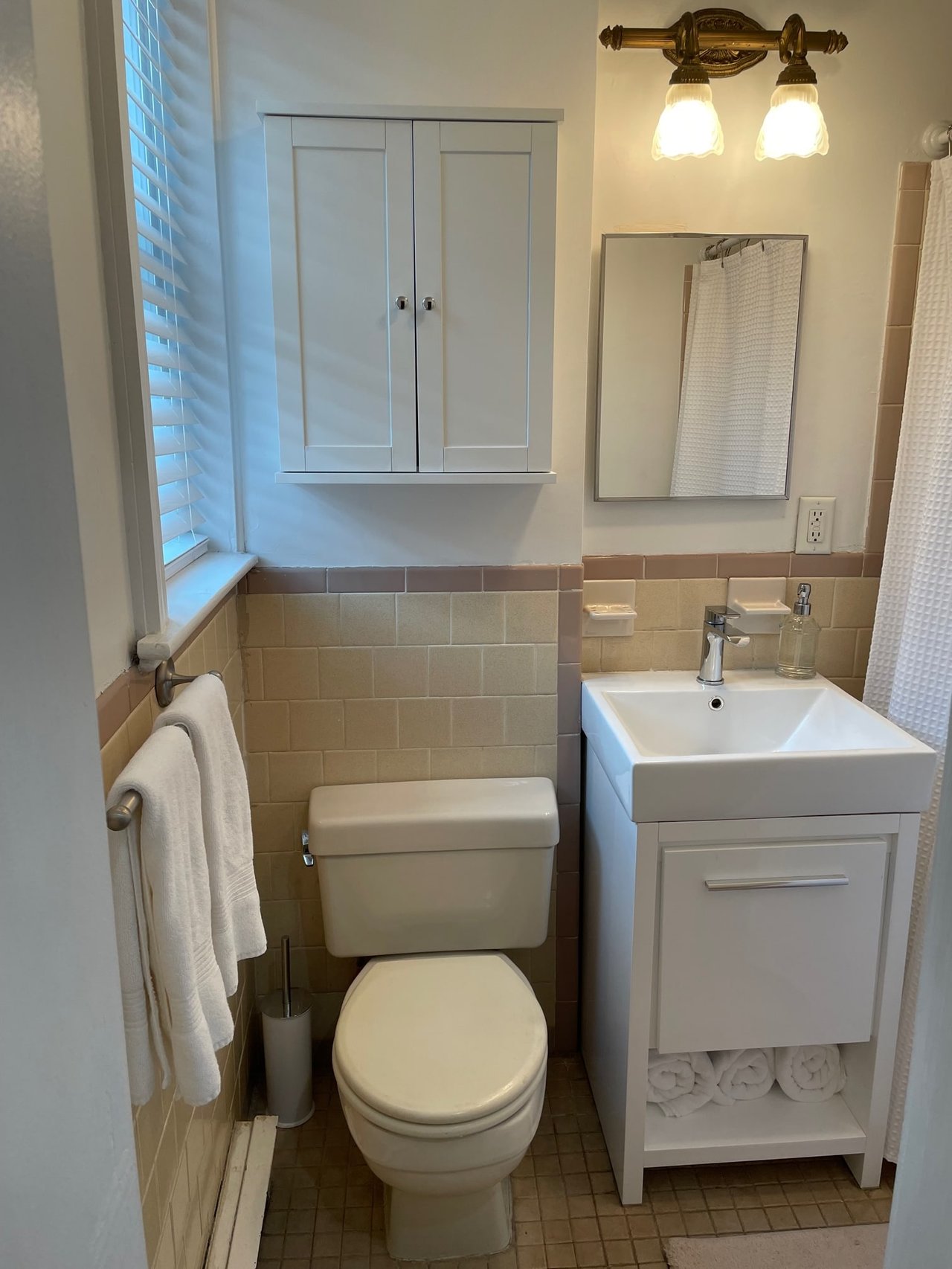 Beautiful Keswick Street 1 bed 1 bath - Laundry in Unit - Pets Negotiable 
